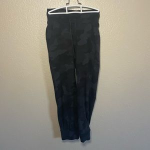 Lululemon ready to rulu crop joggers black camo size 0